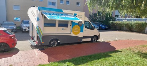 Hinweis zum Glasfaserausbau: Infomobil vor Ort