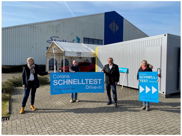 v.l.n.r. Annette Große-Heitmeyer (Bürgermeisterin Westerkappeln), Erwin Heinze (Oscura GmbH), Rainer Lammers (Bürgermeister Lotte), Mareike Grieneisen (Vertreterin Eigentümer Menke-Nietiedt GbR)