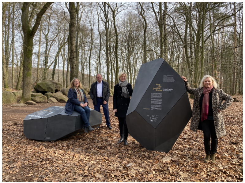 Dr. Vera Brieske vom Landschaftsverband Westfalen-Lippe (LWL), Bürgermeister Rainer Lammers (Lotte), Bürgermeisterin Annette Große-Heitmeyer (Westerkappeln), Margarete Lersch (Untere Denkmalbehörde Lotte)